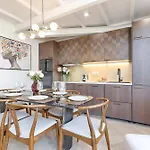 Duplex à Deux Pas Des Champs Elysée *